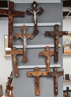 Projekt: Heiliger Müll / “El Santísimo Cristo de Burgos y la Cofradía de las 7 Palabras” / Kruzifixe im Ausverkauf
