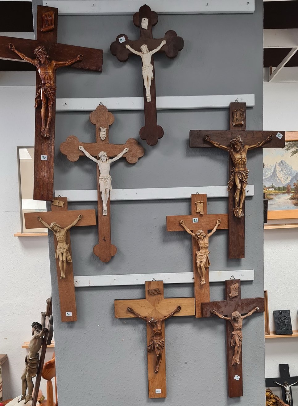 Projekt: Heiliger Müll / “El Santísimo Cristo de Burgos y la Cofradía de las 7 Palabras” / Kruzifixe im Ausverkauf