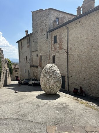 Mirella Bentivoglio, Ovo di Gubbio, 1976. Reinstalled in the original location on the occasion of the centenary of the artist’s birth in 2022 (Photo: Martina Tanga). Mirella Bentivoglio, Ovo di Gubbio, 1976. Reinstalled in the original location on the occasion of the centenary of the artist’s birth in 2022 (Photo: Martina Tanga).