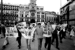 Ugo Mulas, Protestor march during the 34th Venice Biennale, 1968. © Eredi Mulas