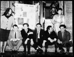 Left to right: Liliane Lijn, E.L.T. Mesens, Jean-Jacques Lebel, Arturo Schwarz, Jean-Louis Bédouin, Anne Bédouin, Grandizo Munis. Opening of the exhibition Surrealista Internazionale, Galleria Schwarz, Milan, 27/04/1959 – 16/05/1959 (Photo G. G. Greguoli, Courtesy Association Atelier André Breton)