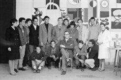 Italian artist Agostino Bonalumi (centre) visiting the painting workshop of the School of Fine Arts in Casablanca. In the photo Moroccan artists Mohamed Melehi, Mohammed Chaaba, Malika Agueznay.1965