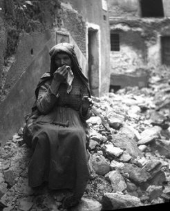Federico Patellani, Calabria, donna tra le macerie (woman in the rubble), silver bromide gelatin print, 1947.