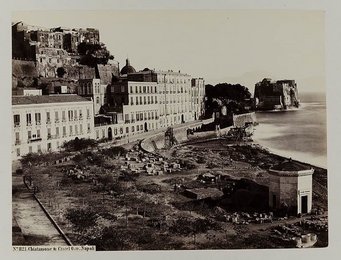 Giorgio Sommer, Napoli, Veduta del Chiatamone e di Castel dell’Ovo (n. 1121), 1860–1890, Hamburg, Museum für Kunst und Gewerbe Giorgio Sommer, Napoli, Veduta del Chiatamone e di Castel dell’Ovo (n. 1121), 1860–1890, Hamburg, Museum für Kunst und Gewerbe