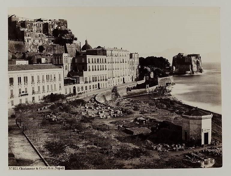 Giorgio Sommer, Napoli, Veduta del Chiatamone e di Castel dell’Ovo (n. 1121), 1860–1890, Hamburg, Museum für Kunst und Gewerbe