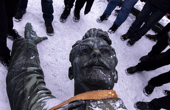 Dismantling of the monument to Mykola Shchors in Kyiv. December 2023, Photographer Mykola Tymchenko Dismantling of the monument to Mykola Shchors in Kyiv. December 2023, Photographer Mykola Tymchenko