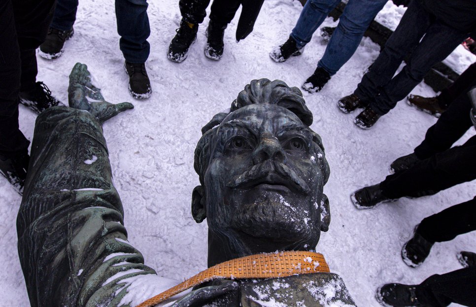 Dismantling of the monument to Mykola Shchors in Kyiv. December 2023, Photographer Mykola Tymchenko