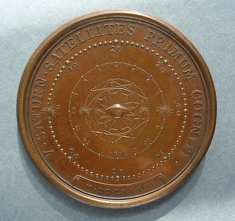 Jérôme Roussel, The Moons of Saturn, Medal (Reverse), NUM.MD1492. Palais des Beaux-Arts de Lille. Photo credit: François Becuwe Jérôme Roussel, The Moons of Saturn, Medal (Reverse), NUM.MD1492. Palais des Beaux-Arts de Lille. Photo credit: François Becuwe