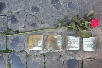 On January 20, 2022, four commemorative stones were laid for Ludwig Pollak, his wife Julia and his two adult children Wolfgang and Susanna in front of the Palazzo Odescalchi in Rome, Pollak's last place of residence in Rome, on the initiative of some members of the BHMPI (photo: Tatjana Bartsch) On January 20, 2022, four commemorative stones were laid for Ludwig Pollak, his wife Julia and his two adult children Wolfgang and Susanna in front of the Palazzo Odescalchi in Rome, Pollak's last place of residence in Rome, on the initiative of some members of the BHMPI (photo: Tatjana Bartsch)