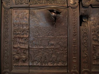 Guglielmo Monaco, Bronze door of Castelnuovo, Naples, 1465–1475. Naples, Italy. Photo: Francesca Borgo Guglielmo Monaco, Bronze door of Castelnuovo, Naples, 1465–1475. Naples, Italy. Photo: Francesca Borgo
