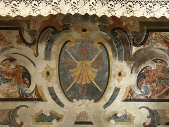 Emblem of the Confraternity of San Giacomo degli Spagnoli, 17th century, polychrome marble. Naples, San Giacomo degli Spagnoli (photo Susanne Kubersky) Emblem of the Confraternity of San Giacomo degli Spagnoli, 17th century, polychrome marble. Naples, San Giacomo degli Spagnoli (photo Susanne Kubersky)