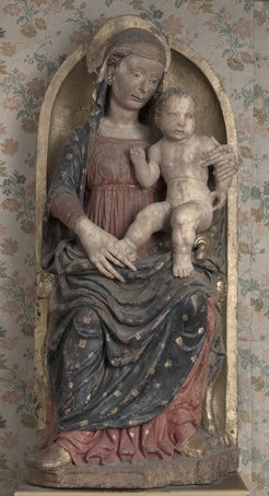 Madonna and Child, 15th Century, painted stone. Rome, Santa Maria di Monserrato (photo Bibliotheca Hertziana / Roberto Sigismondi)